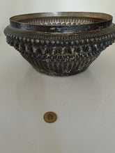Charger l&#39;image dans la galerie, Pot en métal argenté repoussé, probablement Laos , Thaïlande. XIX ème avec trace d&#39;usure du temps ! Et sa patine.

