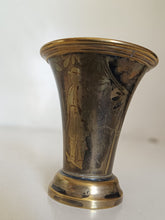Charger l&#39;image dans la galerie, Ravissant mini vase en dinanderie début Xxème, ciselé noirci et gravé à l&#39;acide . Décors costume  traditionnelle.
