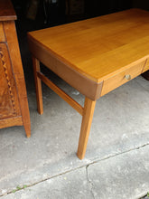 Charger l'image dans la galerie, Bureau design vers 1960, en noyer massif . Origine probablement Allemand ou Suisse .
