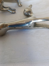 Charger l'image dans la galerie, Série de 12 portes couteaux animaliers en étain fin fabriqués en Suisse
