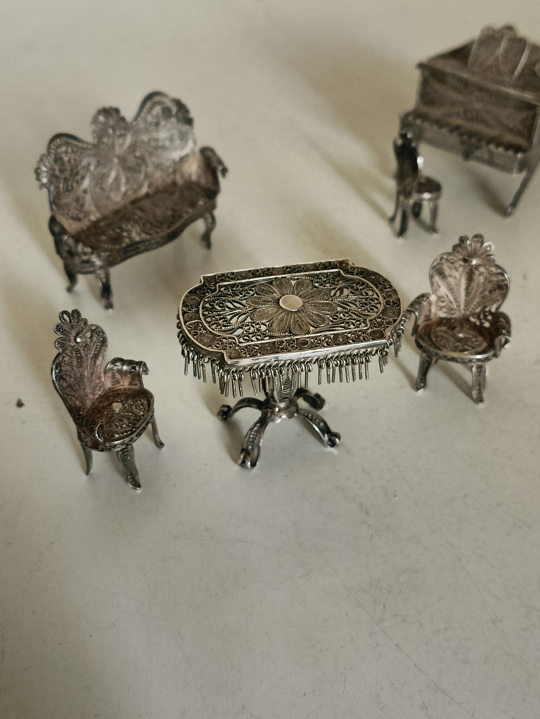 Ensemble salon en filigrane d'argent massif , 6 pièces, avec un piano boîte