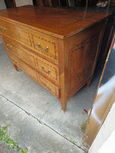 Charger l'image dans la galerie, Commode suisse d'époque Louis XVI en noyer massif , avec incrustations de marqueterie.
