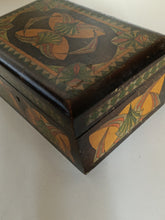 Charger l'image dans la galerie, Ravissant coffret craft 1920-1930 peint à la main avec ses motifs géométriques. Parfait état. Sans clé!
