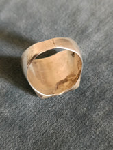 Charger l&#39;image dans la galerie, Chevalière en argent ancienne avec armoirie, probablement fin XIXÈME. Prévoir une réparation l anneau fend la ou il a été braser.
