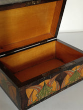 Charger l'image dans la galerie, Ravissant coffret craft 1920-1930 peint à la main avec ses motifs géométriques. Parfait état. Sans clé!
