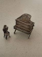 Charger l&#39;image dans la galerie, Ensemble salon en filigrane d&#39;argent massif , 6 pièces, avec un piano boîte
