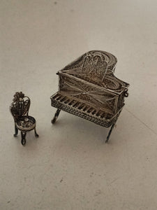 Ensemble salon en filigrane d'argent massif , 6 pièces, avec un piano boîte