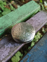 Charger l&#39;image dans la galerie, Petite boîte ronde en argent Sterling, fin XIXÈME H&amp;T Hilliard &amp; Thomason motifs avant-gardiste. Bonne état général

