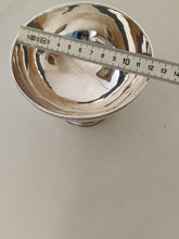 Charger l&#39;image dans la galerie, Jacques David Bessière, dit de Paris, cité à Lausanne comme orfèvre en 1791-1806 magnifique coupe en argent massif vieux Lausanne. Décors de grande finesse avec feuille de chêne
