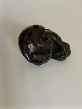 Charger l'image dans la galerie, Netsuke japonais souris à la châtaigne, en bois sculpté. Début XXÈME
