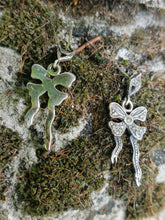 Charger l&#39;image dans la galerie, Paire de clou d&#39;oreilles ruban 🎀 en argent massif serti de Marcassite.fin XXÈME
