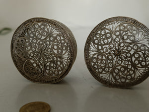 Petite boîte ronde en filigrane d'argent ancienne