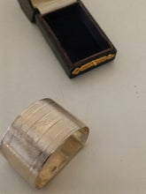 Charger l&#39;image dans la galerie, Lien de serviette Anglais en argent Sterling finement ciselé. Début XXÈME avec son écrin.
