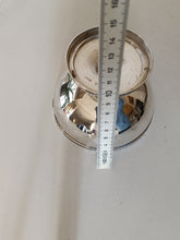 Charger l&#39;image dans la galerie, Jacques David Bessière, dit de Paris, cité à Lausanne comme orfèvre en 1791-1806 magnifique coupe en argent massif vieux Lausanne. Décors de grande finesse avec feuille de chêne
