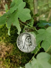 Charger l'image dans la galerie, Rare distinction de tir de la société Suisse des carabiniers. Médaille membre d'honneur 1963 en argent massif avec monture pendentif.
