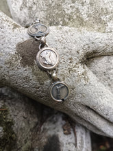 Charger l&#39;image dans la galerie, Bracelet bouton en argent massif , décors animaux de la savane .  Fait en Afrique du sud .
