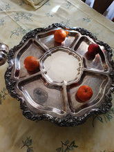 Charger l&#39;image dans la galerie, Grand centre de tables pivotant à servir Anglais, en métal argenté. 2 partie
