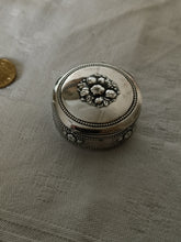 Charger l'image dans la galerie, Petite boîte à pilule en argent massif d'époque Art nouveau
