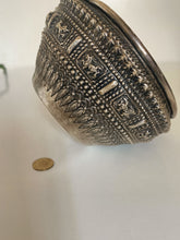 Charger l&#39;image dans la galerie, Laos XIXE bol en argent repoussé à décors traditionnelles. Argent massif
