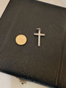 Croix en argent nielée.