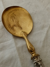 Charger l'image dans la galerie, Rare pelle à glace style Louis XVI manche argent massif Minerve, pèle doré . En parfait état
