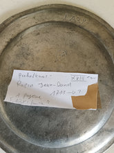 Charger l'image dans la galerie, Rare assiette XVIIIE en étain probablement Suisse . Poinçon illisible à identifier. Inscription famille FAZY probablement Genevoise.
