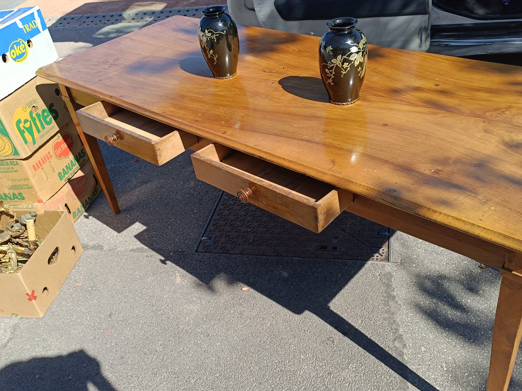 Grande table de ferme en noyer massif , d'époque Directoire. Avec deux tiroirs et en parfait état.