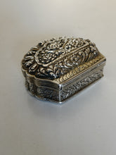 Charger l&#39;image dans la galerie, Une tabatière Argent repoussée et ciselée Turquie, fin du XIXe siècle, Empire Ottoman
