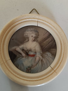 Miniature portrait Marie Antoinette peint à la main , signé Vorloust. Fin XIXÈME début Xxème