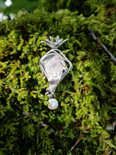 Charger l'image dans la galerie, Gilbert Albert, pendentif en argent massif en perle baroque d'eau douce. Vers 1990

