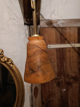 Charger l&#39;image dans la galerie, Lampe à suspendre, globe en pâte de verre art déco signé Vianne. Fonctionne.
