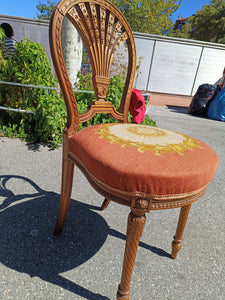 Chaise mongolfière style Louis XVI en noyer finement sculptée, tissus broderie. Parfait état