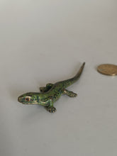 Charger l&#39;image dans la galerie, Lezard bronze de Vienne peint à la main et signé début Xxème , longueur 12cm
