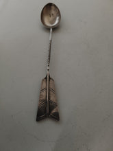 Charger l'image dans la galerie, Cuillère russe en argent massif , début Xxème forme de flèche . 12cm pour 8g
