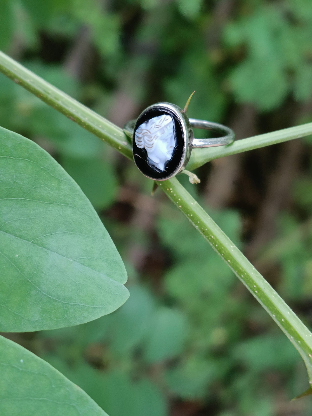 Bague ancienne en argent et camé en verre noir et blanc.