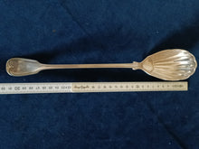 Charger l&#39;image dans la galerie, Grande cuillère à service américaine dite à farce. En argent massif Sterling Américain XIXÈME orfèvre à identifier.
