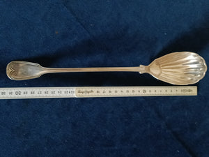 Grande cuillère à service américaine dite à farce. En argent massif Sterling Américain XIXÈME orfèvre à identifier.