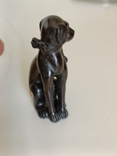 Charger l'image dans la galerie, Netsuke japonais, chien avec collier ruban et grelot en bois sculpté et signé . Début XXÈME
