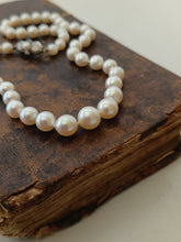 Charger l&#39;image dans la galerie, Collier dégradé de perles de culture rosée, avec fermoir en argent massif
