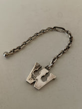 Charger l&#39;image dans la galerie, Gaëtan Perçin ,Rare porte clé en argent massif , bijoutier inventeur de systèmes de fermoir repris par Hermes .
