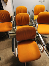 Charger l'image dans la galerie, Série de 6 chaises de bureau avec accoudoir Model 232 de  Wilhelm Ritz pour Wilkhahn,  Allemagne vers 1970
