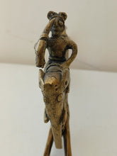 Charger l&#39;image dans la galerie, Indonésie casse noix de Béthel en laiton fondu , décors éléphant rare . Fin XIXÈME début Xxème
