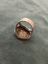 Charger l&#39;image dans la galerie, Bague chevalière en argent avec copie monnaie grecque. Roi Mithridate II de Parthe
