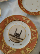 Charger l'image dans la galerie, Dagoty manufacture de porcelaine à Paris vers 1810-20 série de 6 assiettes peinte à la main et dorées. Très bon état général. Décors retour d' Egypte .
