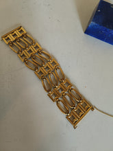 Charger l'image dans la galerie, Ravissant bracelet Art déco en cuivre doré . Système fermoir inhabituel. Probablement un travail artisanal ( de qualité )
