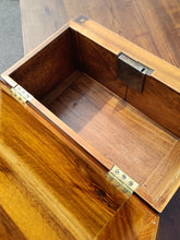 Charger l&#39;image dans la galerie, Ravissante petite commode de maîtrise Empire à colonne pleine Biedermeier XIX ème. Transformé en coffret à bijoux. Avec deux clés.
