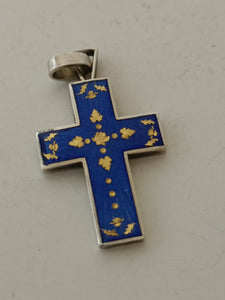 Croix en argent et émail bleu , décors peints à l'or fin. Parfait état.