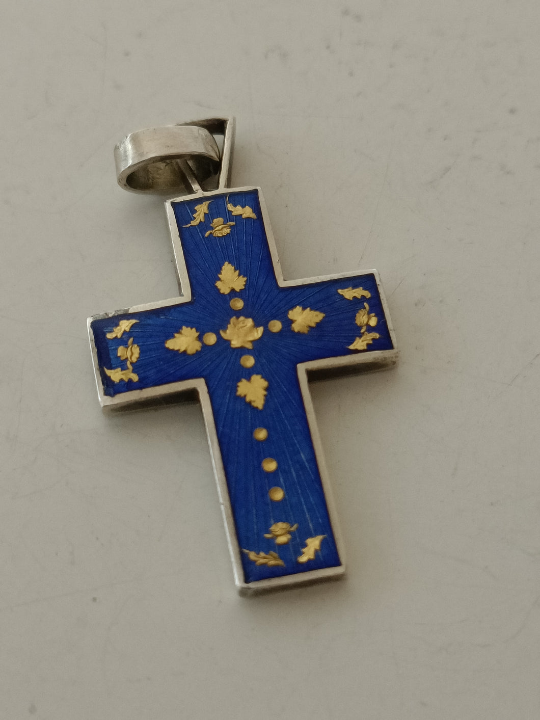 Croix en argent et émail bleu , décors peints à l'or fin. Parfait état.