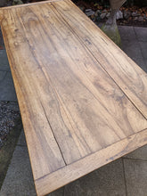 Charger l'image dans la galerie, Grande table de bistrot ancienne en noyer massif , pieds en fonte de fer signé Tüsh &amp; Zimmerman à Clingnau Aargau ( Argovie) vers 1900
