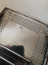 Charger l'image dans la galerie, Dessous de plat réglable Anglais, en métal argenté ajouré.
